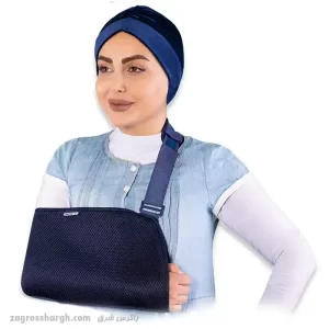 آویز دست شانه ای (arm sling) بسته شده روی دست خانم