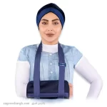 آویز دست گردنی (arm sling) بسته شده روی دست خانم